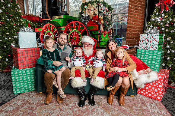 RKPhoto-2025-TheCharlestonSanta-Dec7-2389