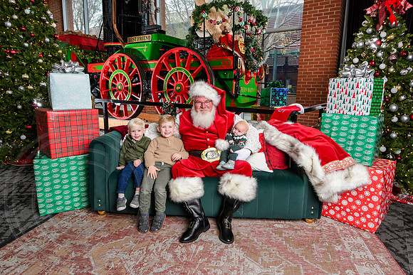 RKPhoto-2025-TheCharlestonSanta-Dec7-2392