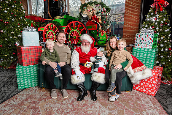 RKPhoto-2025-TheCharlestonSanta-Dec7-2394