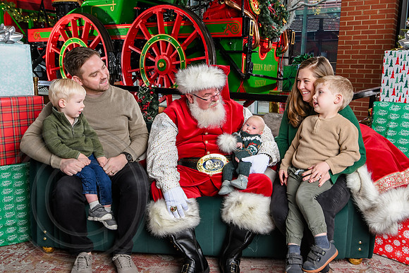 RKPhoto-2025-TheCharlestonSanta-Dec7-2395