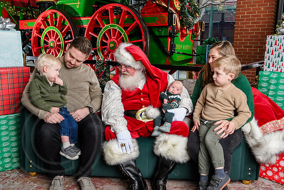 RKPhoto-2025-TheCharlestonSanta-Dec7-2396