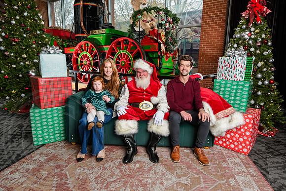 RKPhoto-2025-TheCharlestonSanta-Dec7-2397