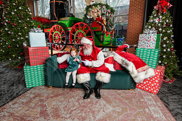 RKPhoto-2025-TheCharlestonSanta-Dec7-2401