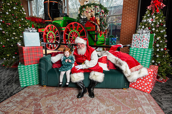 RKPhoto-2025-TheCharlestonSanta-Dec7-2402