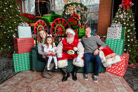 RKPhoto-2025-TheCharlestonSanta-Dec7-2405