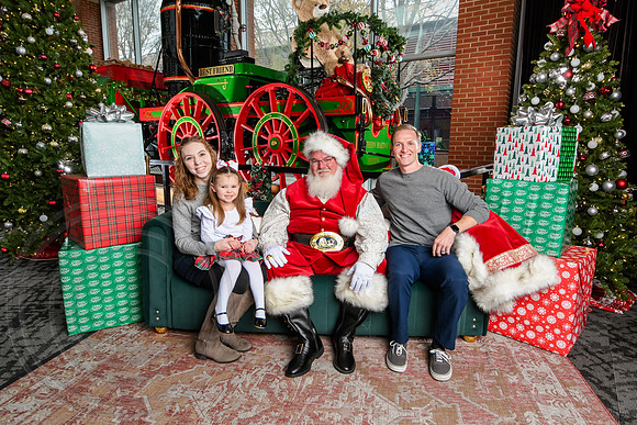 RKPhoto-2025-TheCharlestonSanta-Dec7-2406
