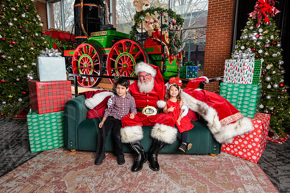 RKPhoto-2025-TheCharlestonSanta-Dec7-2410
