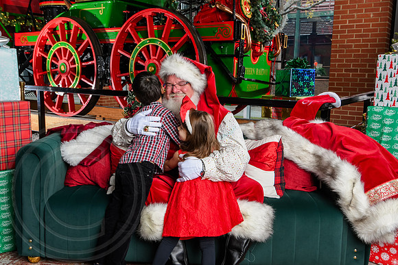 RKPhoto-2025-TheCharlestonSanta-Dec7-2414