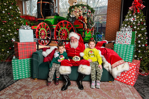 RKPhoto-2025-TheCharlestonSanta-Dec7-2421