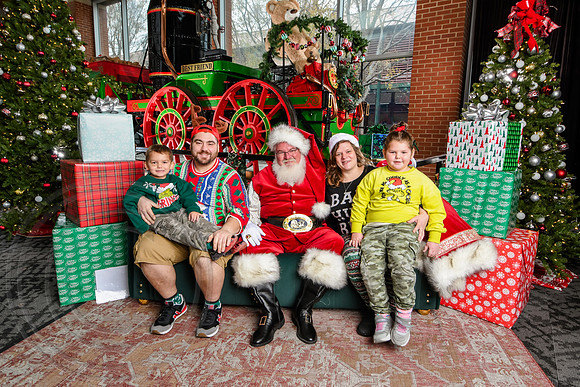 RKPhoto-2025-TheCharlestonSanta-Dec7-2422