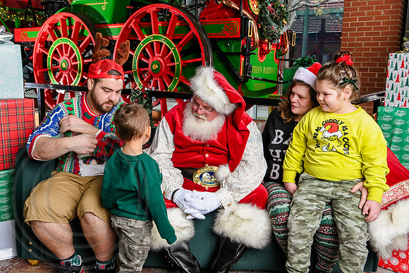 RKPhoto-2025-TheCharlestonSanta-Dec7-2423