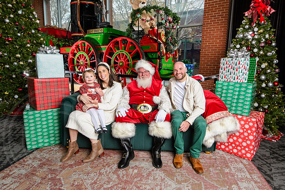 RKPhoto-2025-TheCharlestonSanta-Dec7-2431