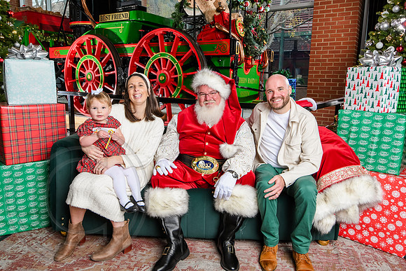 RKPhoto-2025-TheCharlestonSanta-Dec7-2432