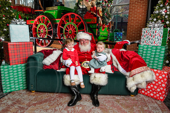 RKPhoto-2025-TheCharlestonSanta-Dec7-2433