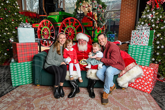 RKPhoto-2025-TheCharlestonSanta-Dec7-2436