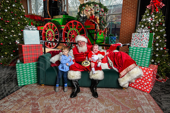 RKPhoto-2025-TheCharlestonSanta-Dec7-2438