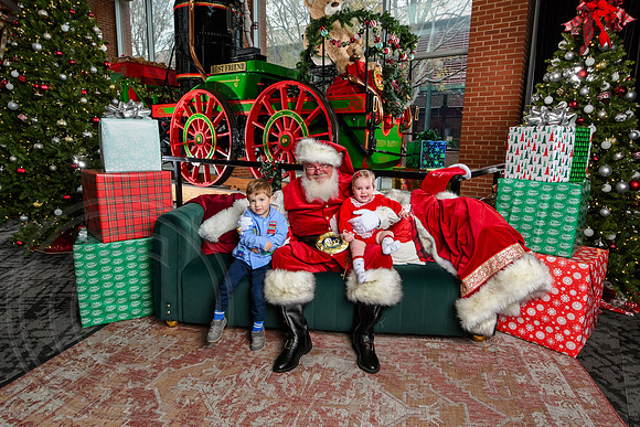 RKPhoto-2025-TheCharlestonSanta-Dec7-2439
