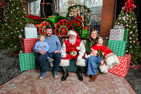 RKPhoto-2025-TheCharlestonSanta-Dec7-2440