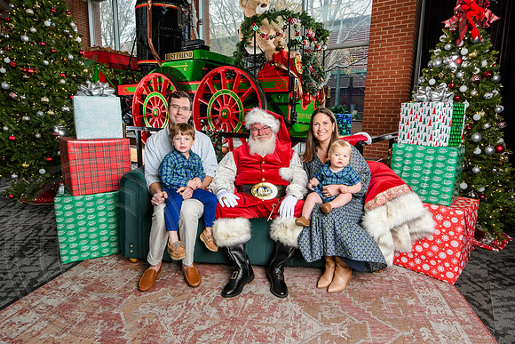 RKPhoto-2025-TheCharlestonSanta-Dec7-2444