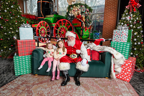 RKPhoto-2025-TheCharlestonSanta-Dec7-2452