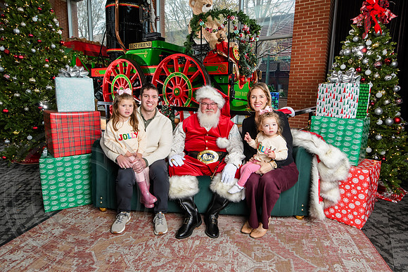 RKPhoto-2025-TheCharlestonSanta-Dec7-2453