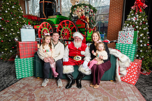 RKPhoto-2025-TheCharlestonSanta-Dec7-2454