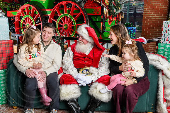 RKPhoto-2025-TheCharlestonSanta-Dec7-2456