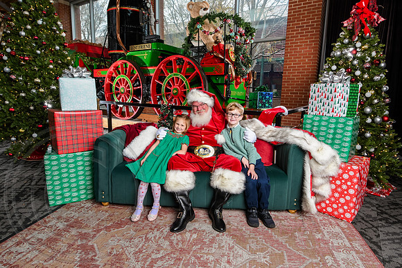 RKPhoto-2025-TheCharlestonSanta-Dec7-2457
