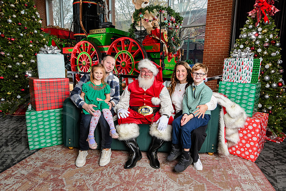 RKPhoto-2025-TheCharlestonSanta-Dec7-2458