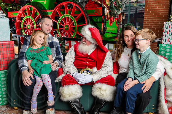 RKPhoto-2025-TheCharlestonSanta-Dec7-2459