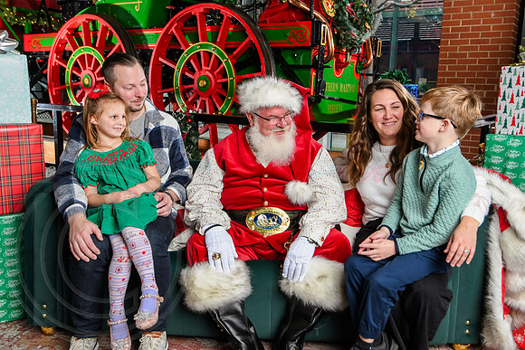 RKPhoto-2025-TheCharlestonSanta-Dec7-2461