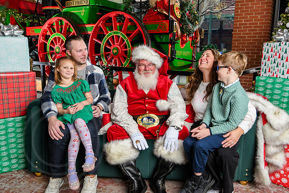 RKPhoto-2025-TheCharlestonSanta-Dec7-2462