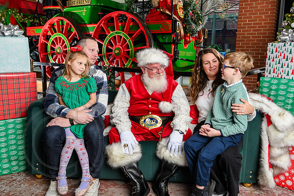 RKPhoto-2025-TheCharlestonSanta-Dec7-2463