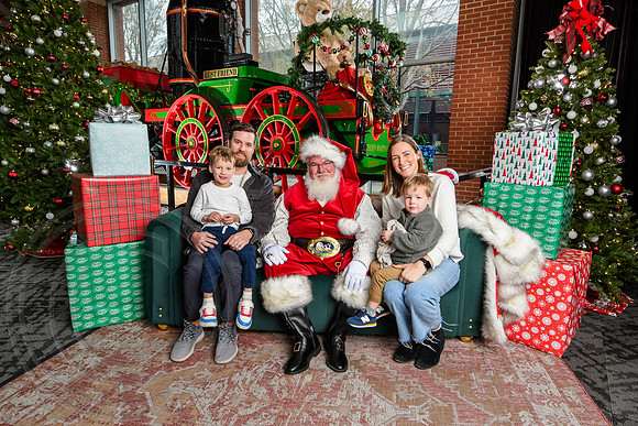 RKPhoto-2025-TheCharlestonSanta-Dec7-2464
