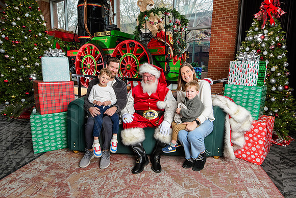 RKPhoto-2025-TheCharlestonSanta-Dec7-2465