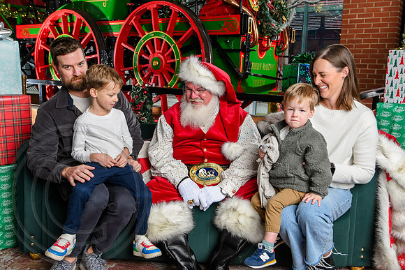 RKPhoto-2025-TheCharlestonSanta-Dec7-2468