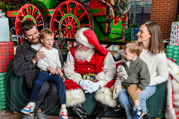 RKPhoto-2025-TheCharlestonSanta-Dec7-2469