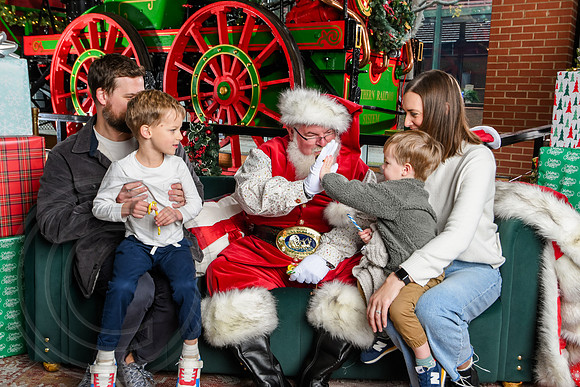 RKPhoto-2025-TheCharlestonSanta-Dec7-2470