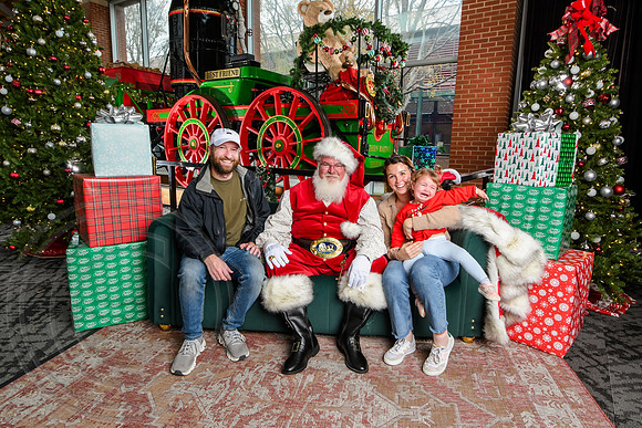 RKPhoto-2025-TheCharlestonSanta-Dec7-2472