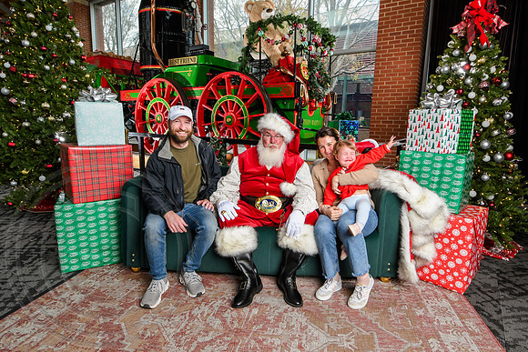 RKPhoto-2025-TheCharlestonSanta-Dec7-2473