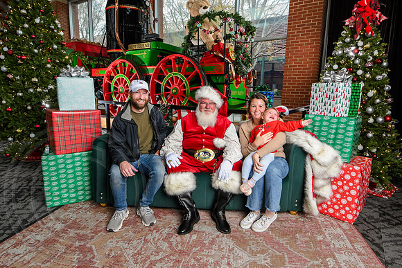 RKPhoto-2025-TheCharlestonSanta-Dec7-2474