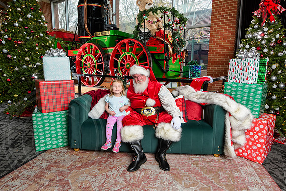 RKPhoto-2025-TheCharlestonSanta-Dec7-2475