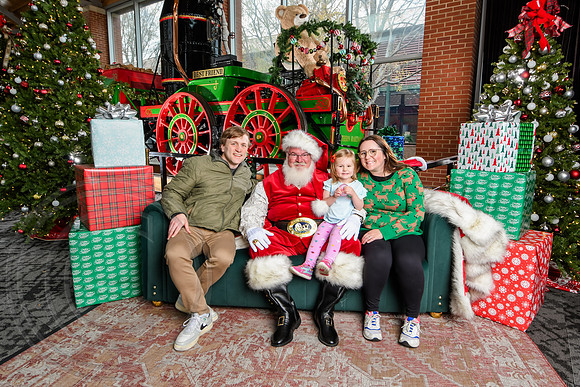 RKPhoto-2025-TheCharlestonSanta-Dec7-2476
