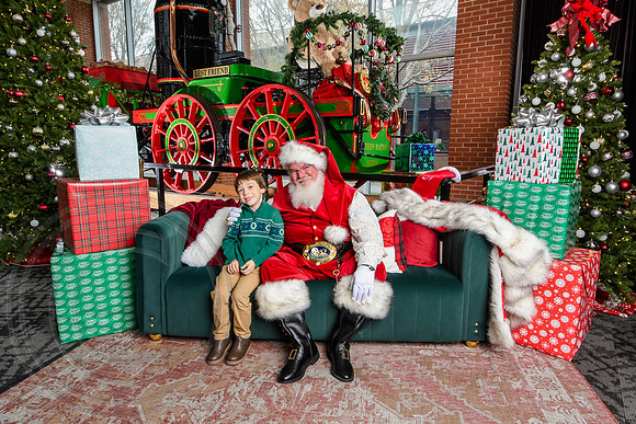 RKPhoto-2025-TheCharlestonSanta-Dec7-2479