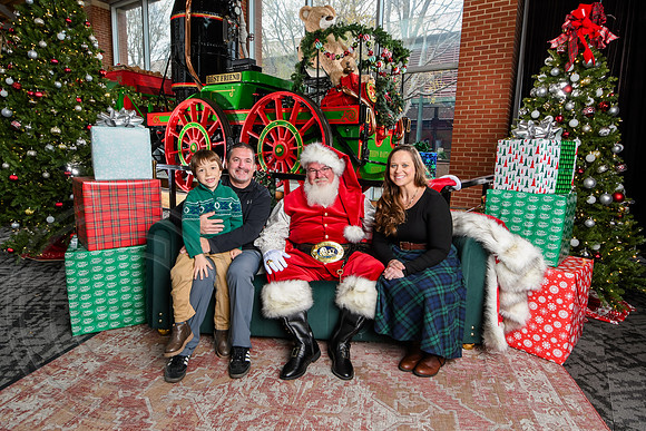 RKPhoto-2025-TheCharlestonSanta-Dec7-2481