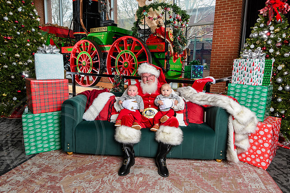 RKPhoto-2025-TheCharlestonSanta-Dec7-2488