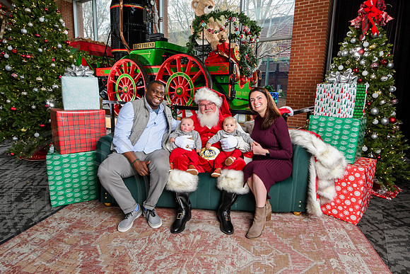 RKPhoto-2025-TheCharlestonSanta-Dec7-2489