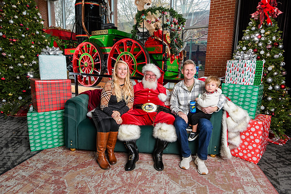 RKPhoto-2025-TheCharlestonSanta-Dec7-2490