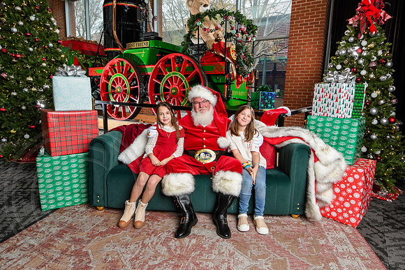 RKPhoto-2025-TheCharlestonSanta-Dec7-2493