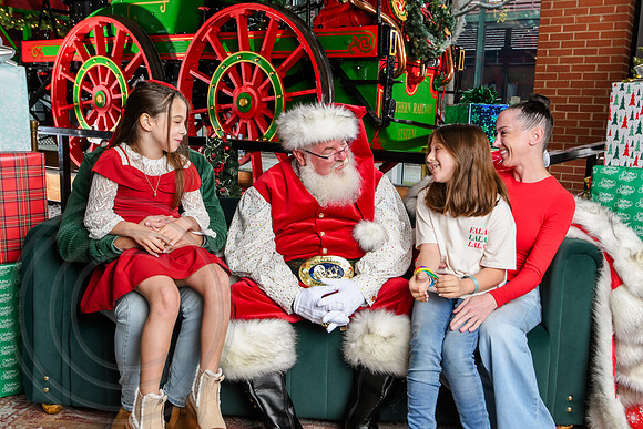 RKPhoto-2025-TheCharlestonSanta-Dec7-2496